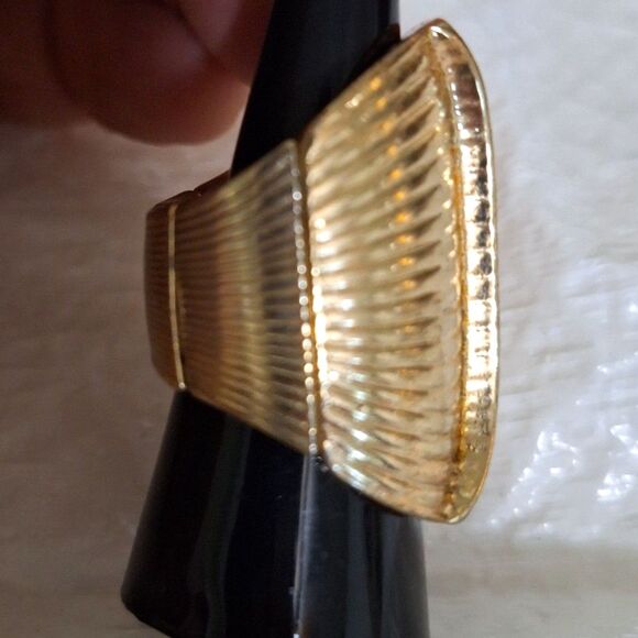 A Ribbed Gold Tone Stretch Ring Rhinestone Inlay Costume Elegant Cocktail Party - Picture 5 of 9